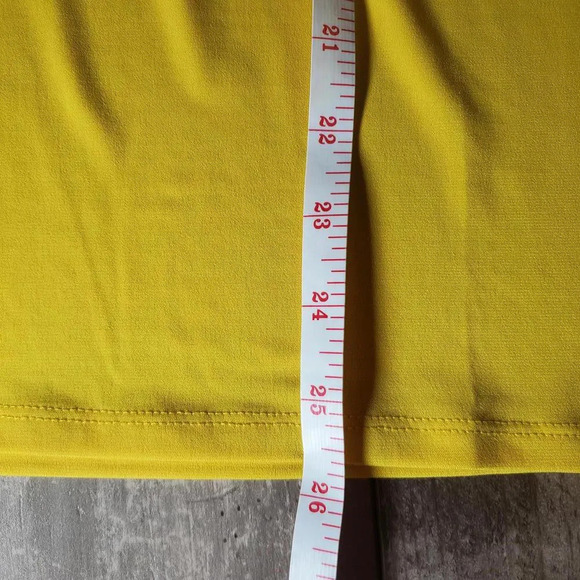 NWT Carmen Marc Valvo Sleeveless Front-Zip Top Yellow Size Medium - Picture 12 of 15